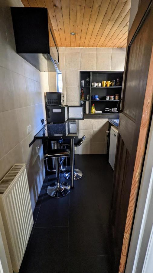 Appartamento Quiet Comfortable Patcham Studio Free Parking Hallway Shared With Host Hove Esterno foto